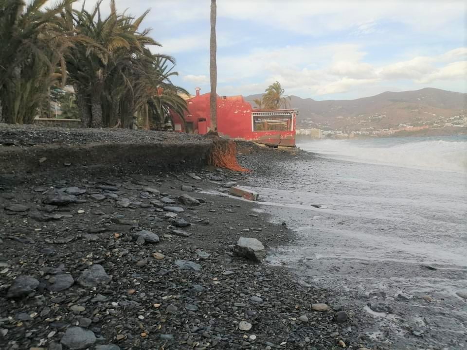 La ausencia de espigones pone en peligro las instalaciones de las playas de Velilla y Cotobro